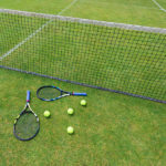 Pourquoi est-il nécessaire de consulter les résidents locaux avant de rénover un court de tennis à Paris ?